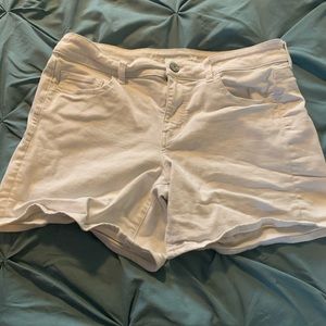 American Eagle white shorts